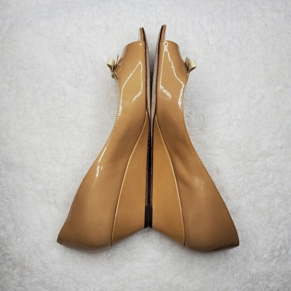 Kate Spade Tracey Nude Tan Patent Leather Bow Peep Toe Wedge Pump Heels - Picture 5 of 13